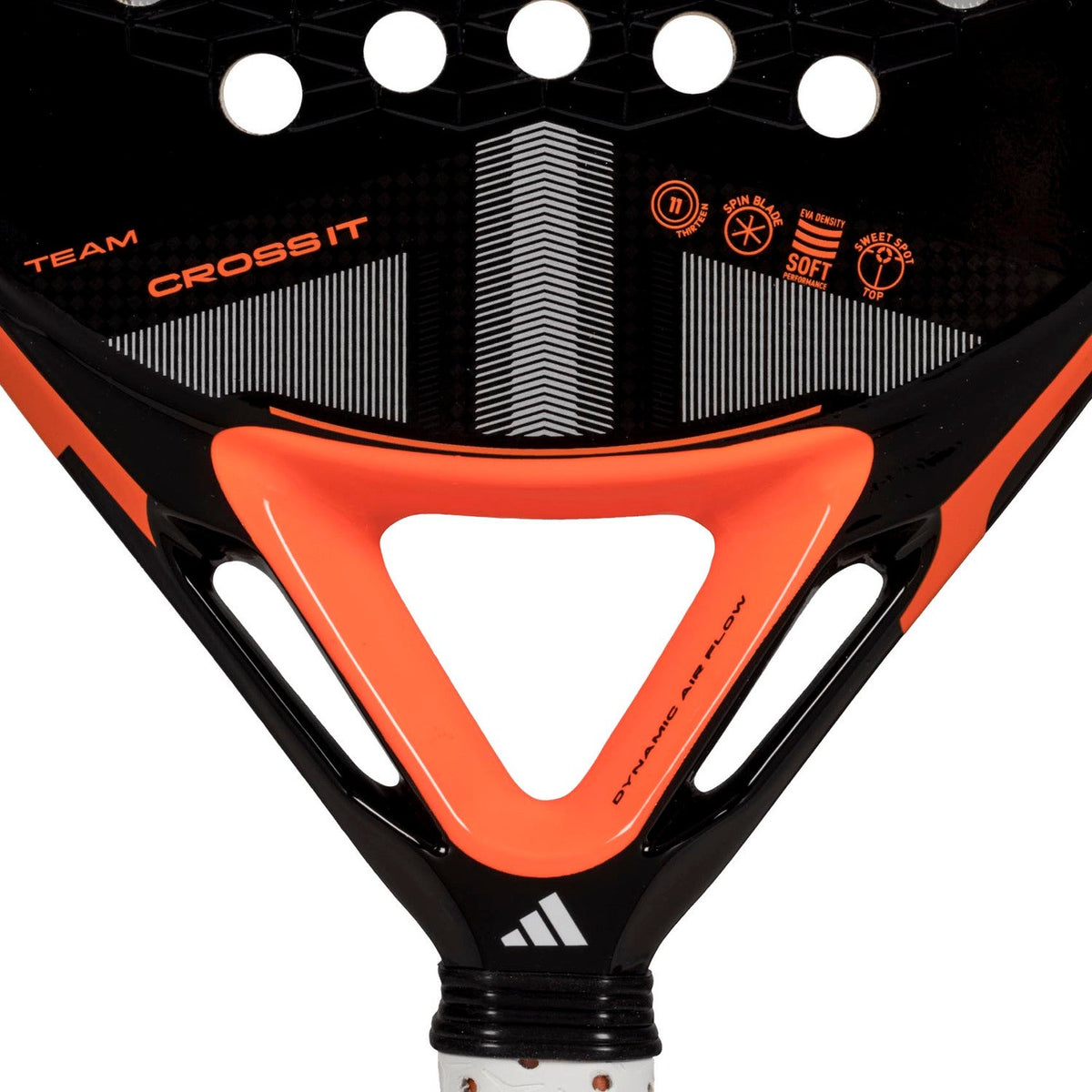 Detail van het oranje hart van de Adidas Cross It Team 3.4 met de opdruk Team Cross It