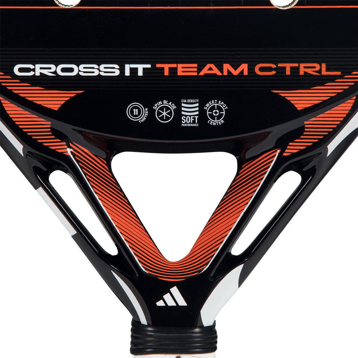 Detail van het hart van het Adidas Cross It Team Ctrl 3.5 2026 met oranje accenten
