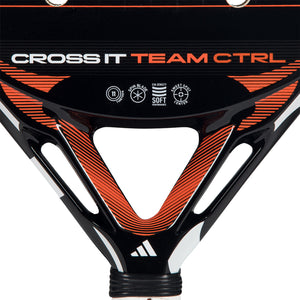 Detail van het hart van het Adidas Cross It Team Ctrl 3.5 2026 met oranje accenten