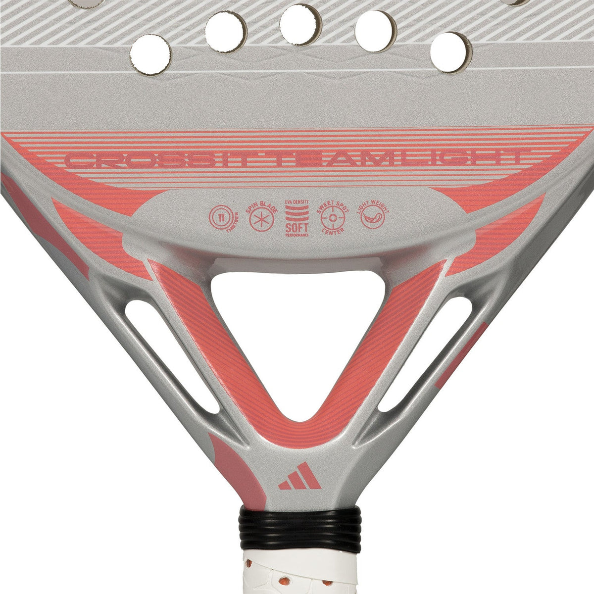 Detail van het hart van de Adidas Cross It Team Light 3.5 met opdruk Cross It Teamlight