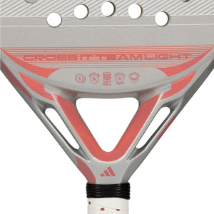 Detail van het hart van de Adidas Cross It Team Light 3.5 met opdruk Cross It Teamlight