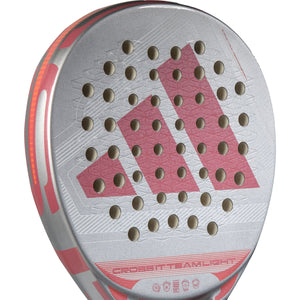 Close-up van het slagvlak van de Adidas Cross It Team Light 3.5 met roze adidas-logo en gaatjes