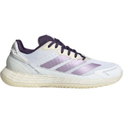 Adidas Defiant Speed 2 W in wit met lila strepen en donkerpaarse veters, zijaanzicht buitenkant