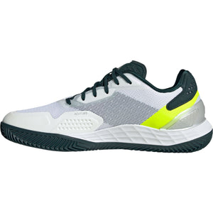 Binnenzijde van de witte Adidas Defiant Speed M met donkergroene hiel en gele zool
