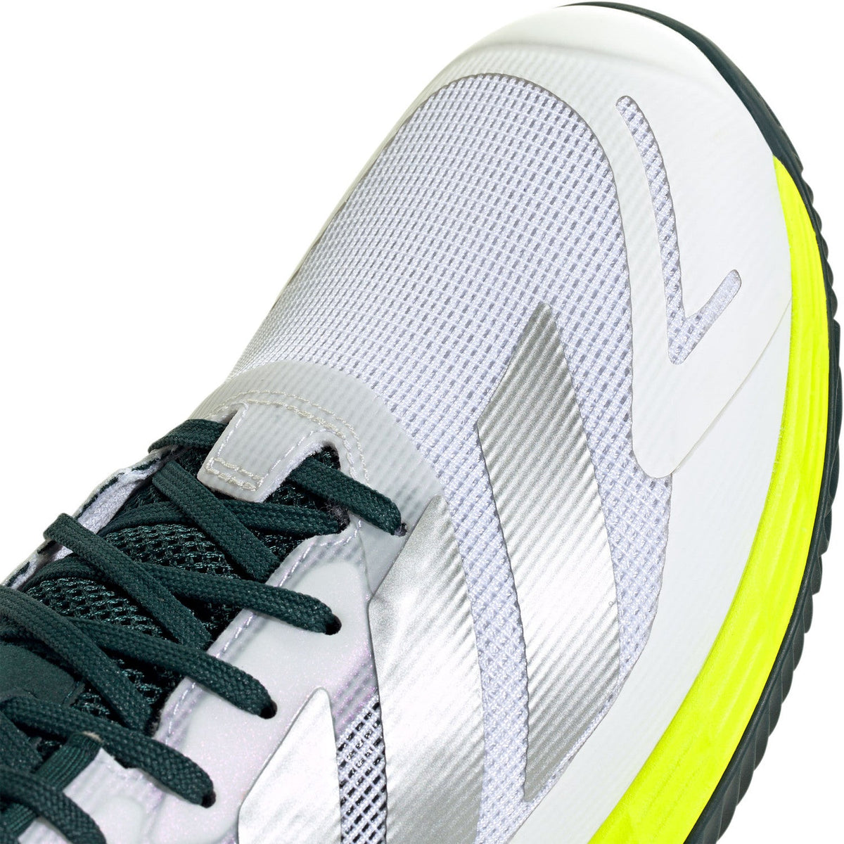 Detail van de witte mesh met zilveren strepen van de Adidas Defiant Speed M