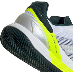Close-up van de neongele tussenzool en donkergroene zool van de Defiant Speed M