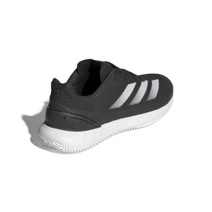 Schuin achteraanzicht van de zwarte Adidas Defiant Speed M met witte strepen