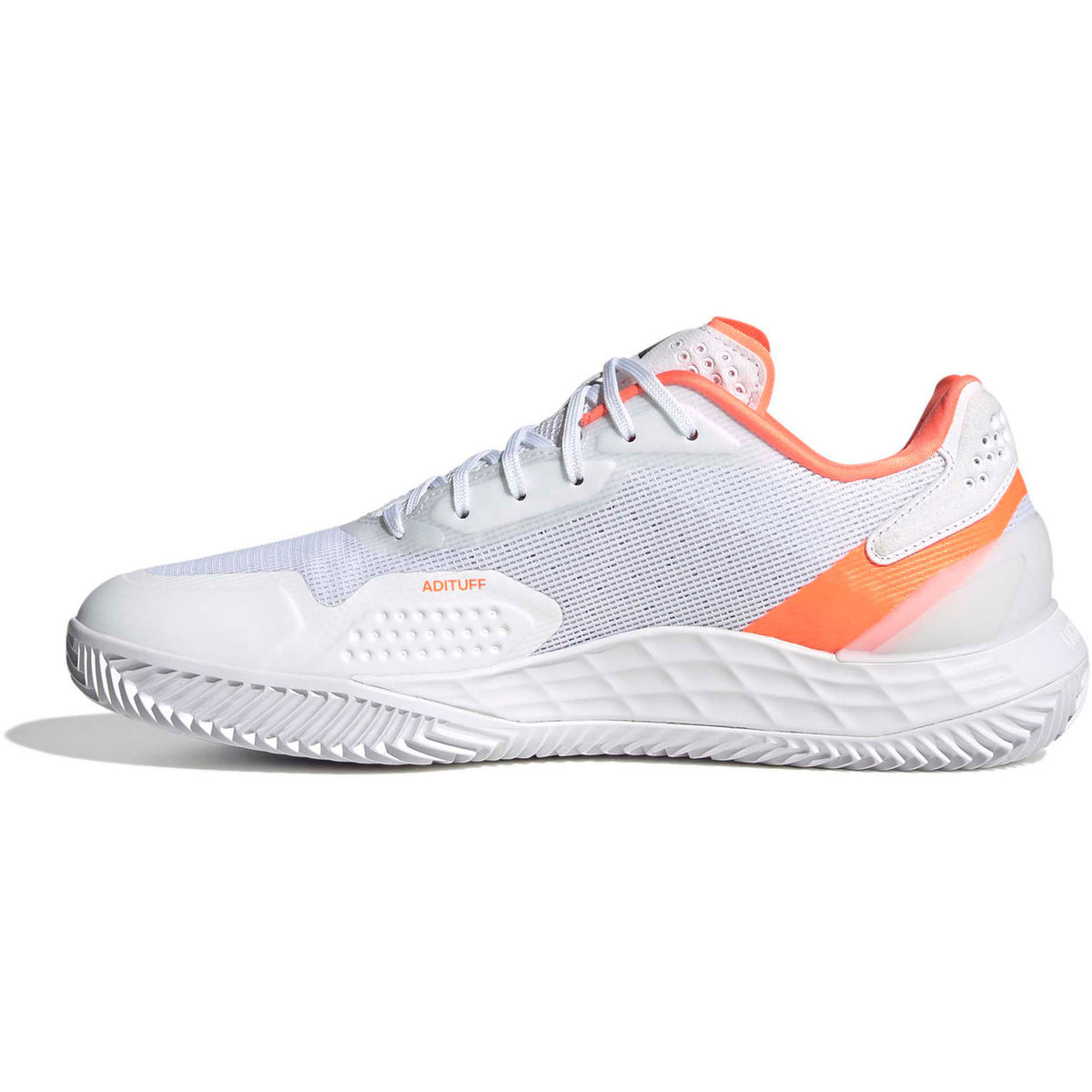 Binnenzijde van de witte Adidas Defiant Speed M met oranje hielpartij