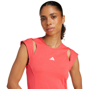Detail van het bovenlijf van de koraalrode Adidas Dress Pro met wit logo op de borst