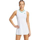 Model draagt de witte Adidas Dress Pro met groene bies langs de V-hals