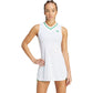 Model draagt de witte Adidas Dress Pro met groene bies langs de V-hals
