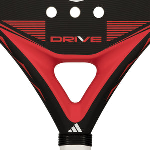 Detail van het hart van het Adidas Drive 3.5 2026 met rode Drive-opdruk