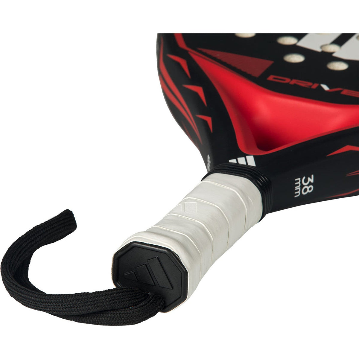 Close-up van de witte grip en zwarte polsband van het Adidas Drive 3.5 2026 in zwart met rood