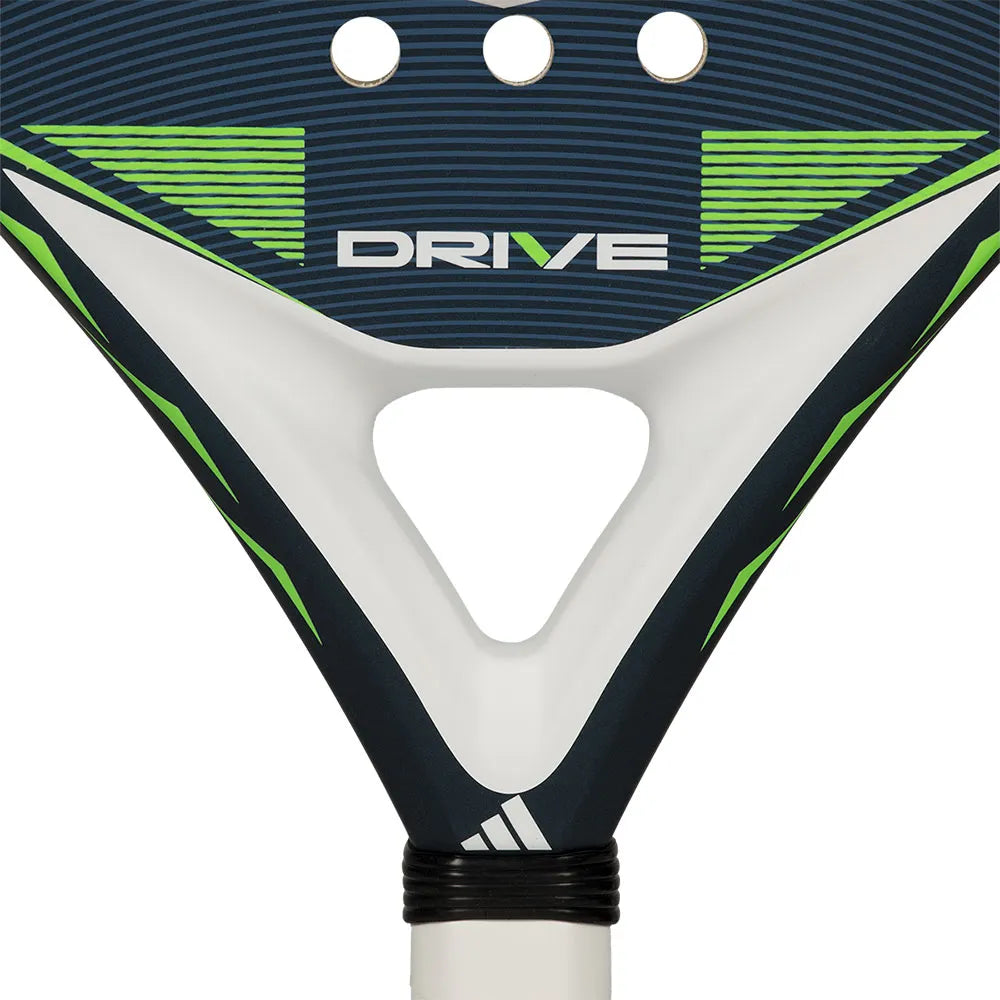 Detail van het hart van het Adidas Drive 3.5 2026 met groene Drive-opdruk