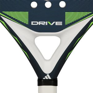 Detail van het hart van het Adidas Drive 3.5 2026 met groene Drive-opdruk