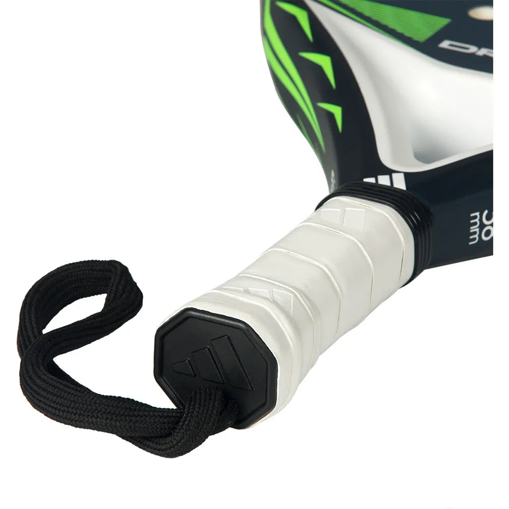 Close-up van de witte grip en polsband van het Adidas Drive 3.5 2026 padelracket