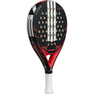 Adidas Drive 3.5 2026 padelracket schuin vooraanzicht in zwart met rode accenten