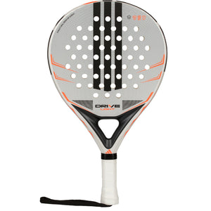 Adidas Drive Light 3.5 2026 padelracket in grijs met oranje, vooraanzicht met polsband