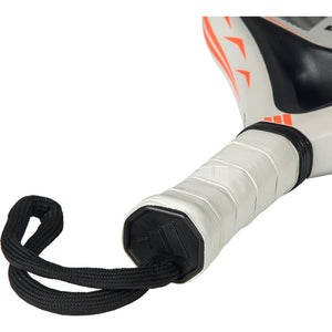 Close-up van de witte grip en zwarte polsband van het Adidas Drive Light 3.5 2026