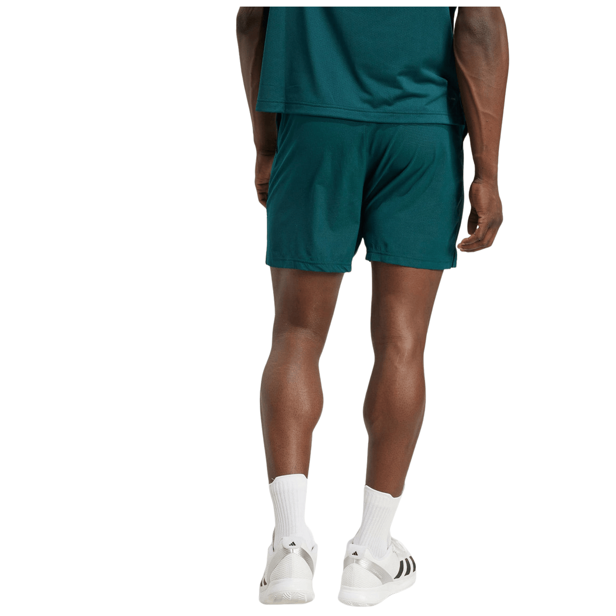 Achterzijde van de donkergroene Adidas Ergo short, gedragen