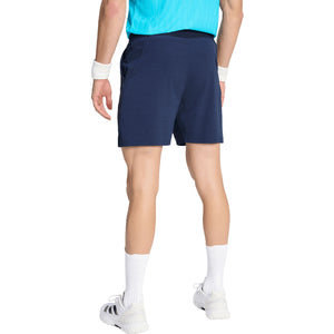 Achterzijde van de marineblauwe Adidas Ergo short, gedragen door een model