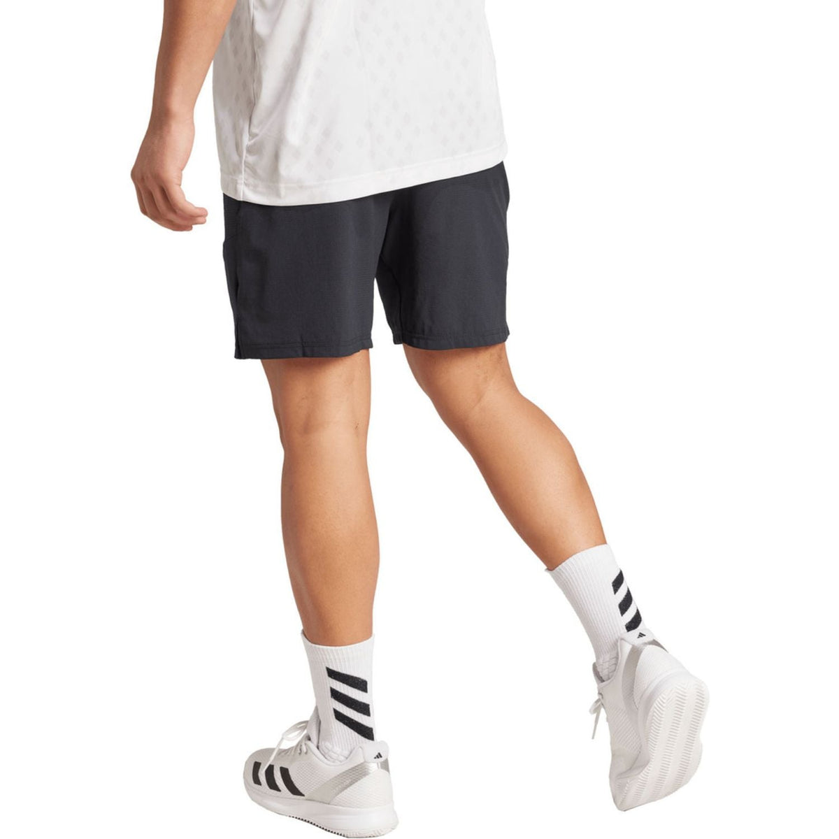 Model draagt de zwarte Adidas Ergo short, zijaanzicht in beweging