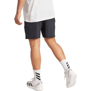 Model draagt de zwarte Adidas Ergo short, zijaanzicht in beweging