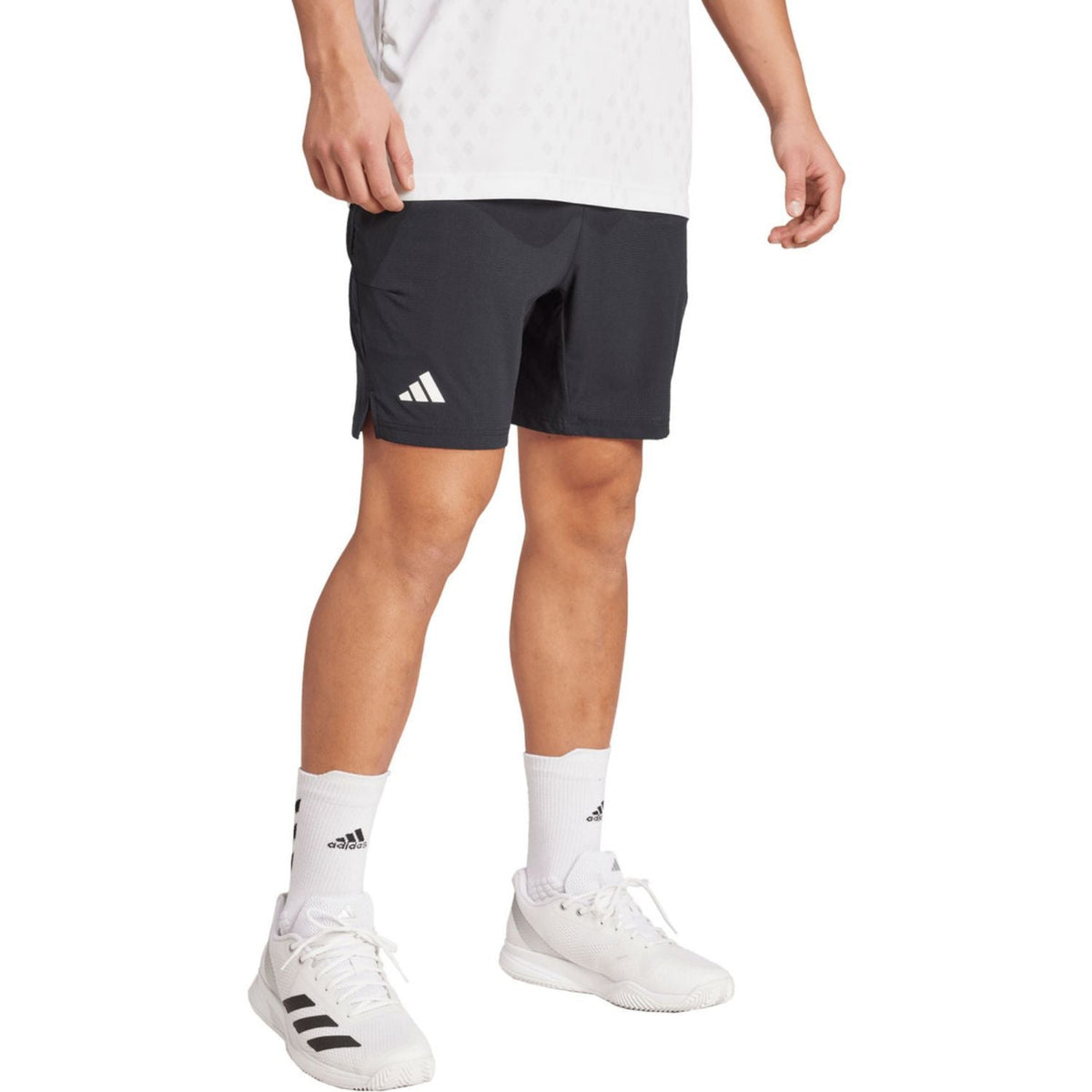 Achterzijde van de zwarte Adidas Ergo short, gedragen door een model