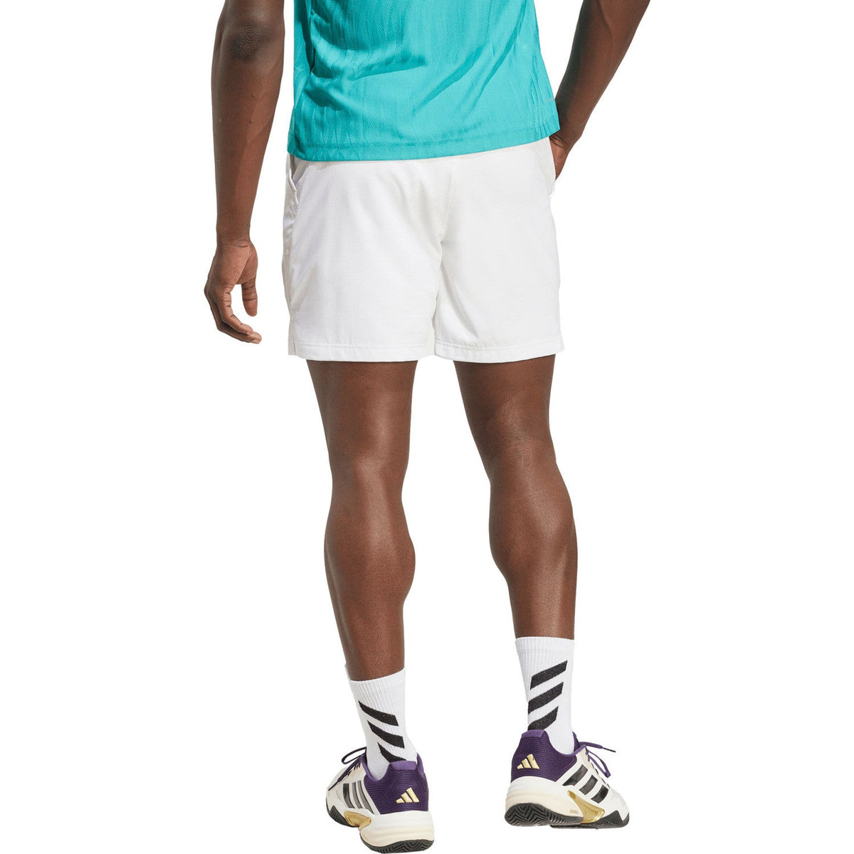 Model draagt de witte Adidas Ergo short, zijaanzicht met logo