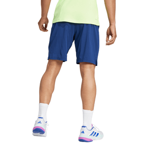 Achterzijde van de kobaltblauwe Adidas Ergo short, gedragen