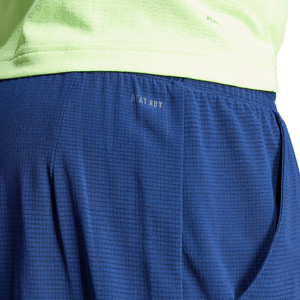 Detail van de tailleband van de kobaltblauwe Adidas Ergo short