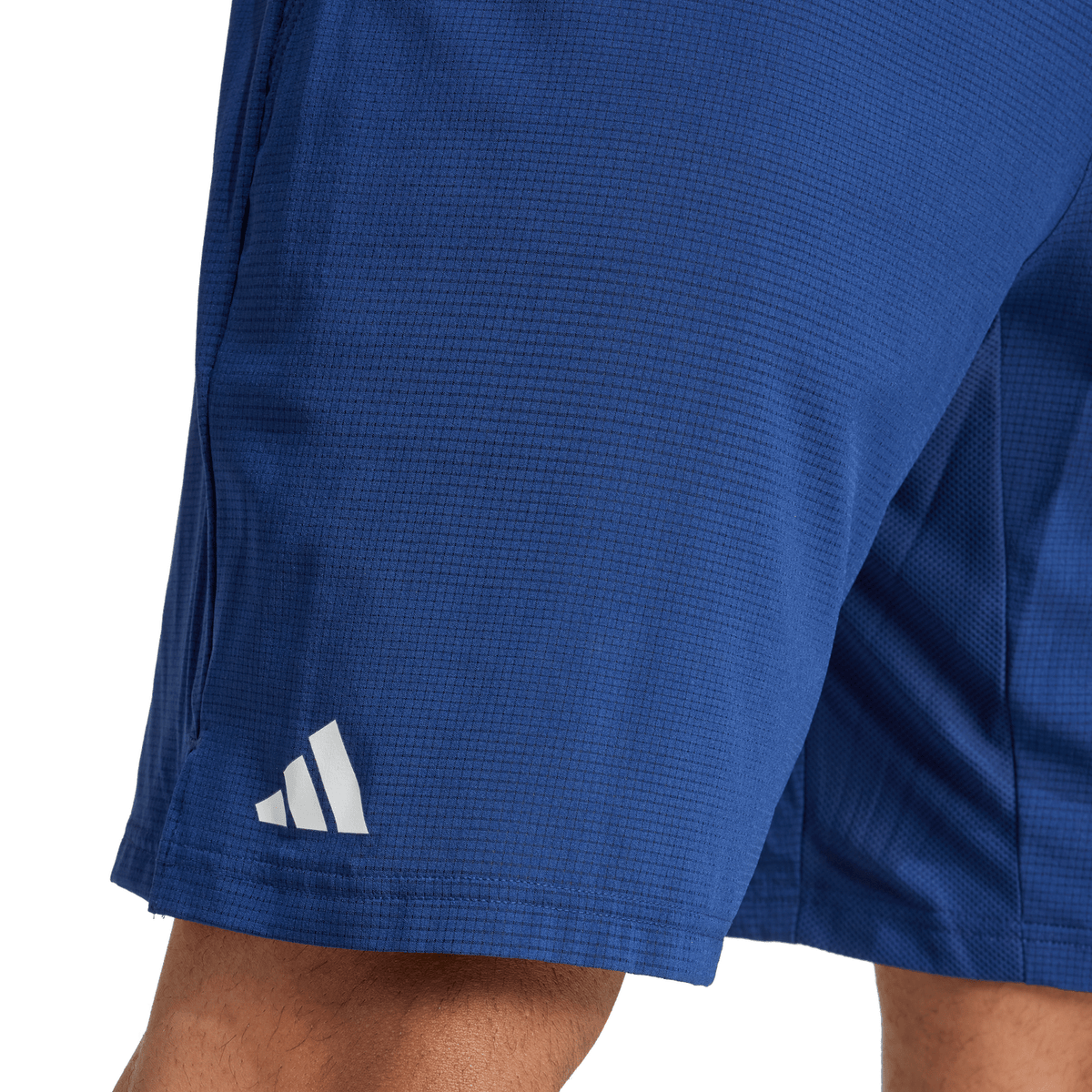 Detail van het witte adidas-logo op de pijp van de kobaltblauwe Ergo short