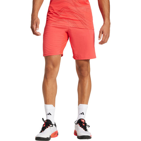 Adidas Ergo short voor heren in koraalrood, gedragen zijaanzicht