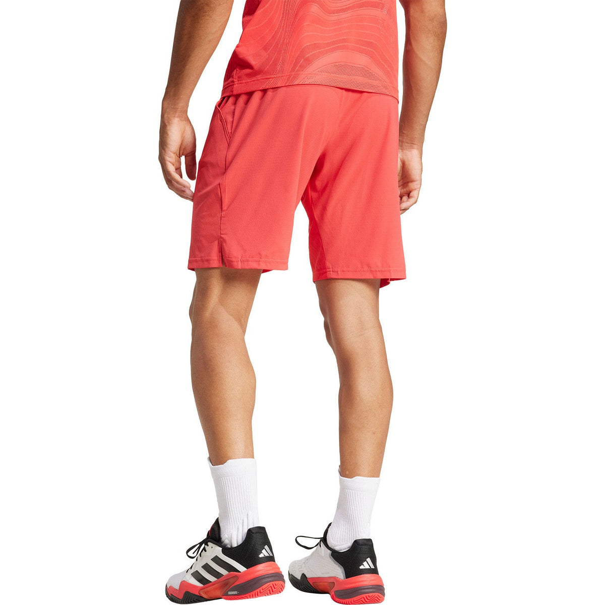 Achterzijde van de koraalrode Adidas Ergo short, gedragen door een model