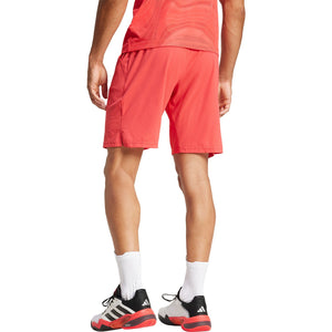 Achterzijde van de koraalrode Adidas Ergo short, gedragen door een model