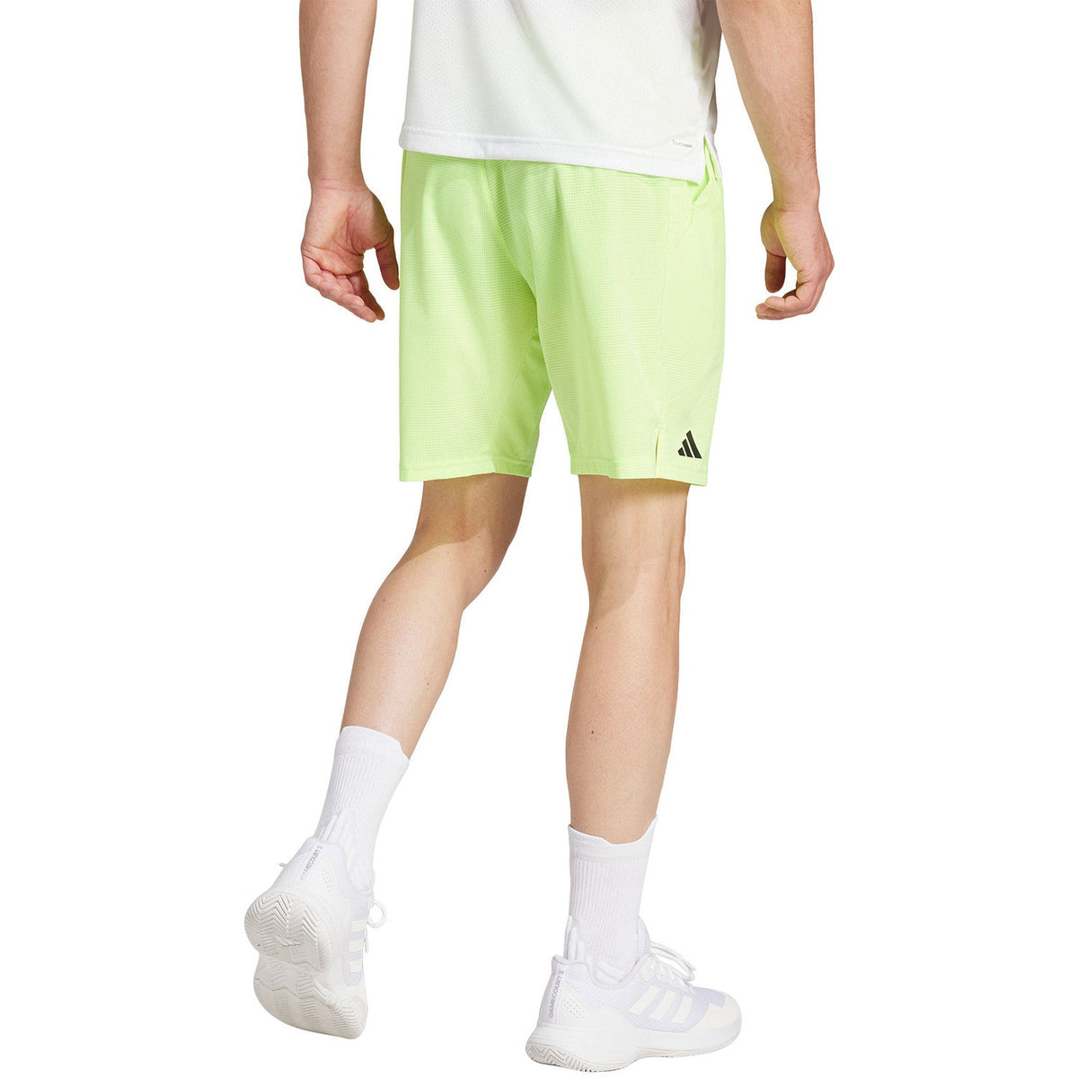 Achterzijde van de limoengroene Adidas Ergo short, gedragen
