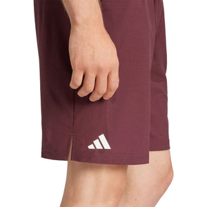 Detail van het adidas-logo op de pijp van de bordeauxrode Ergo short