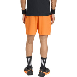 Achterzijde van de oranje Adidas Ergo short, gedragen door een model