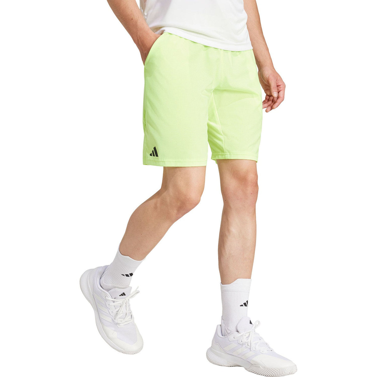 Zijaanzicht van de limoengroene Adidas Ergo short met logo op de pijp
