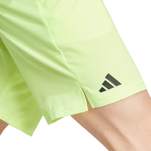 Detail van het adidas-logo op de pijp van de limoengroene Ergo short