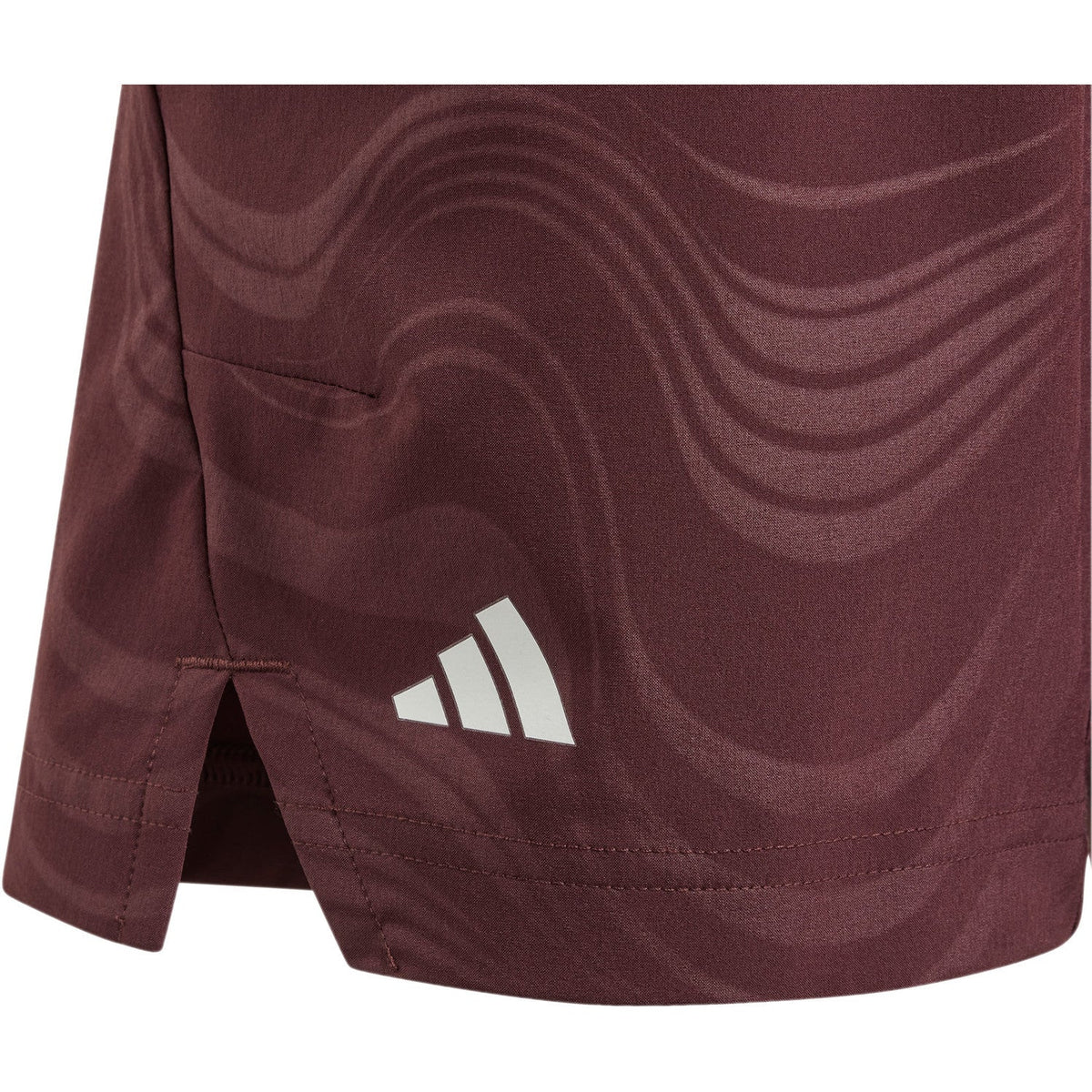 Detail van de pijp van de bordeauxrode Ergo Pro short met zijsplit en wit Adidas-logo