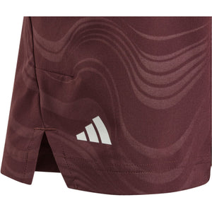 Detail van de pijp van de bordeauxrode Ergo Pro short met zijsplit en wit Adidas-logo