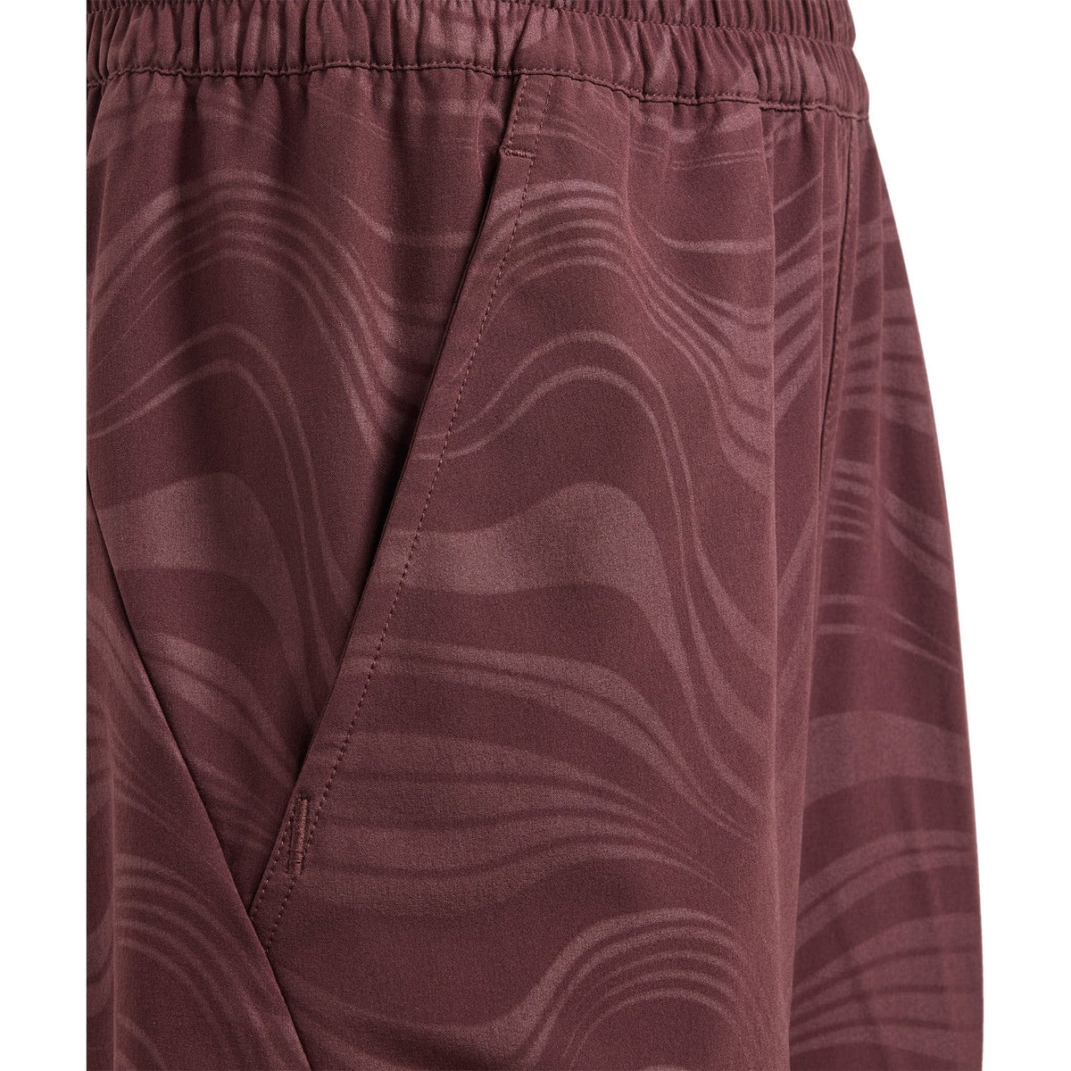 Detail van de zijzak van de bordeauxrode Adidas Ergo Pro short met golvend streepdessin