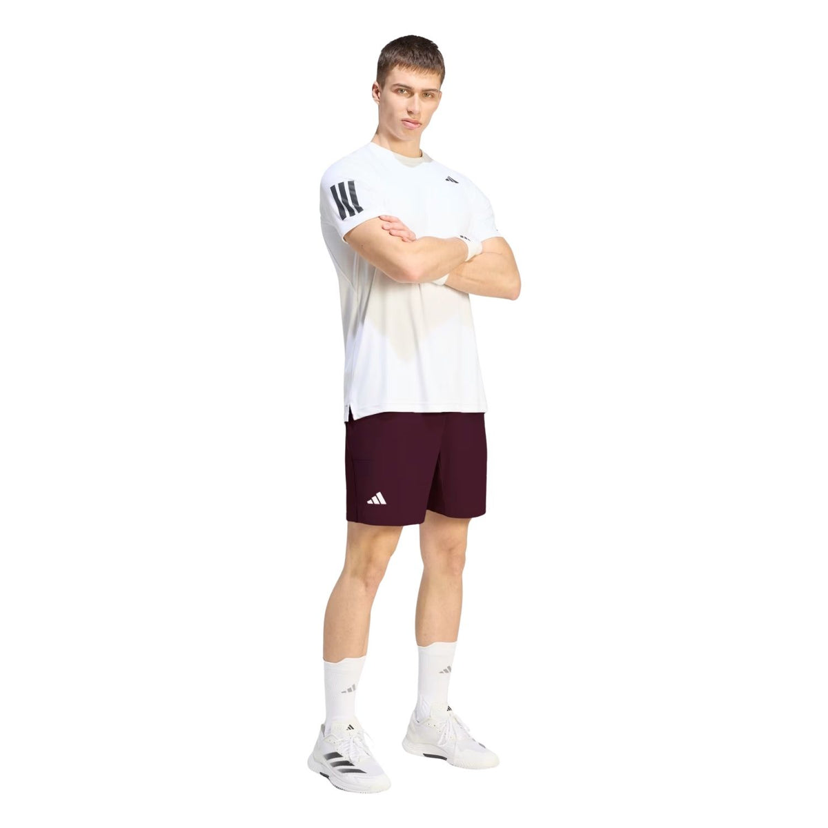 Model ten voeten uit in de bordeauxrode Ergo short met wit T-shirt