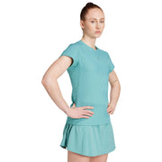 Model draagt het turquoise Adidas Freelift T-shirt met bijpassende rok