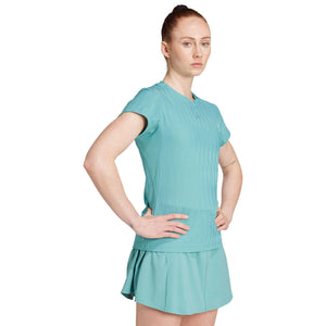 Model draagt het turquoise Adidas Freelift T-shirt met bijpassende rok