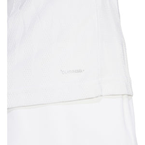 Detail van de zoom en structuur van het witte Adidas Freelift T-shirt
