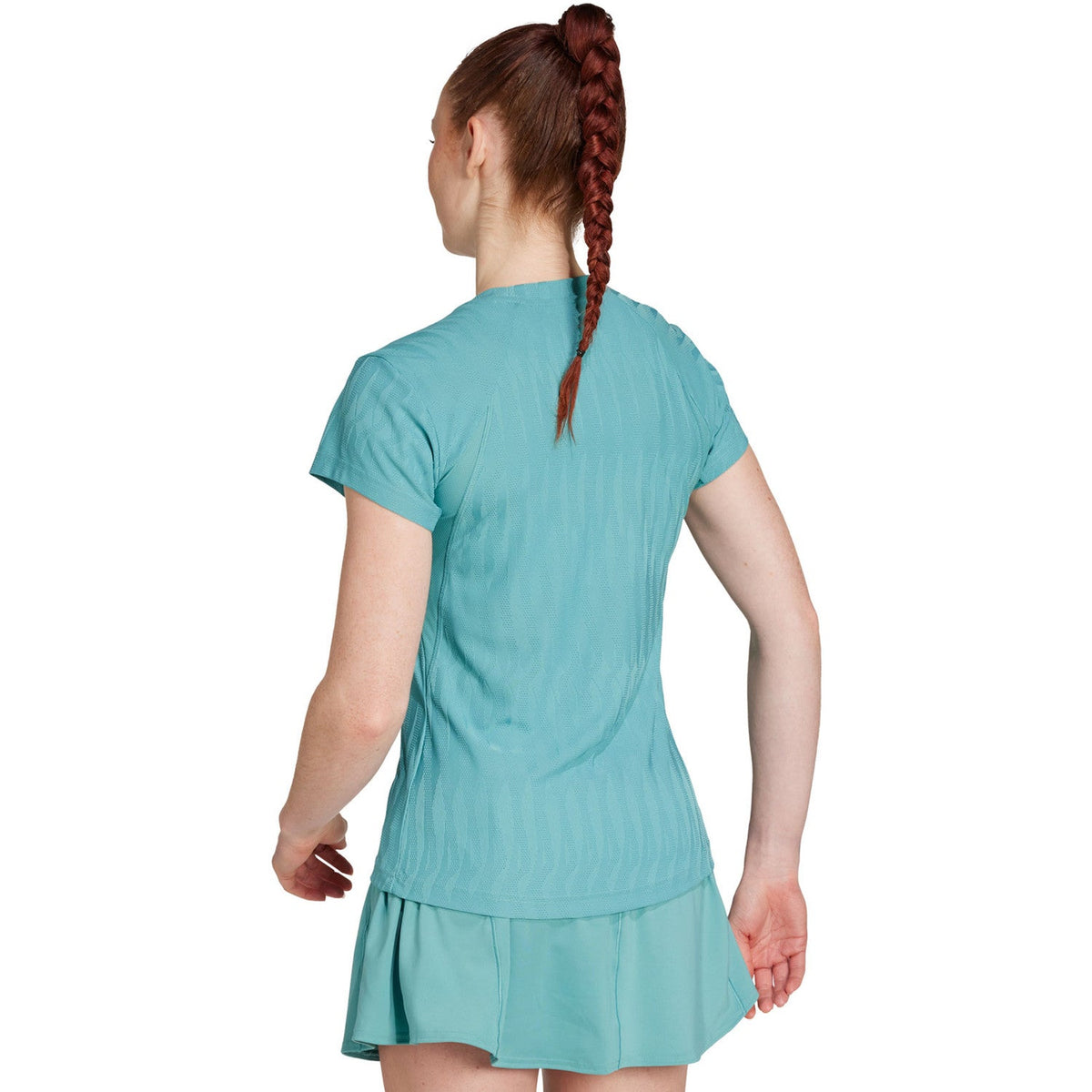 Achterzijde van het turquoise Adidas Freelift T-shirt op model