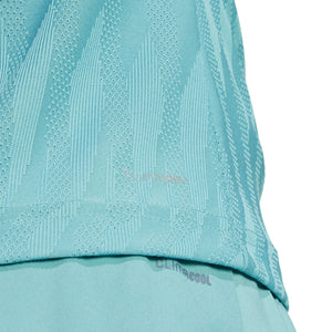 Detail van de geribbelde stof en zoom van het turquoise T-shirt
