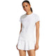 Model draagt het witte Adidas Freelift T-shirt met witte rok
